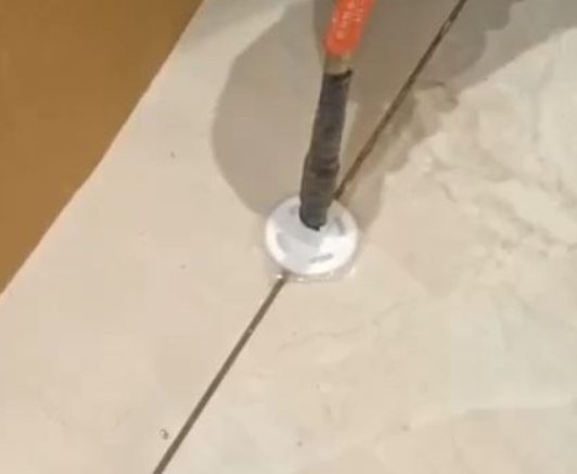 永德瓷砖空鼓维修公司专业解答瓷砖在铺贴过程中，如果没有涂抹均匀到位的粘结材料（如水泥砂浆或瓷砖胶），可能会导致以下问题