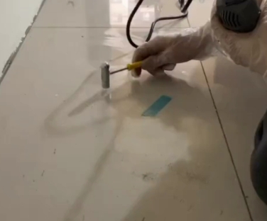 永德瓷砖开裂维修公司专业分享瓷砖在铺贴前如果没有沥干水分，将会导致以下问题